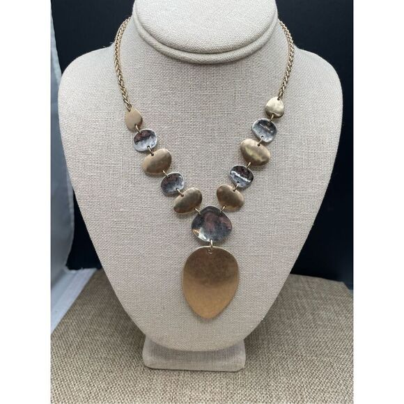 CHICO'S Link Pendant Necklace Two Tone Textured Hammered Links Leaf Petal 16” - Picture 3 of 9